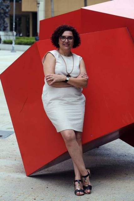        Aurora Morcillo, profesora de historia de la Universidad Internacional de la Florida (FIU), en el campus de la institución. 